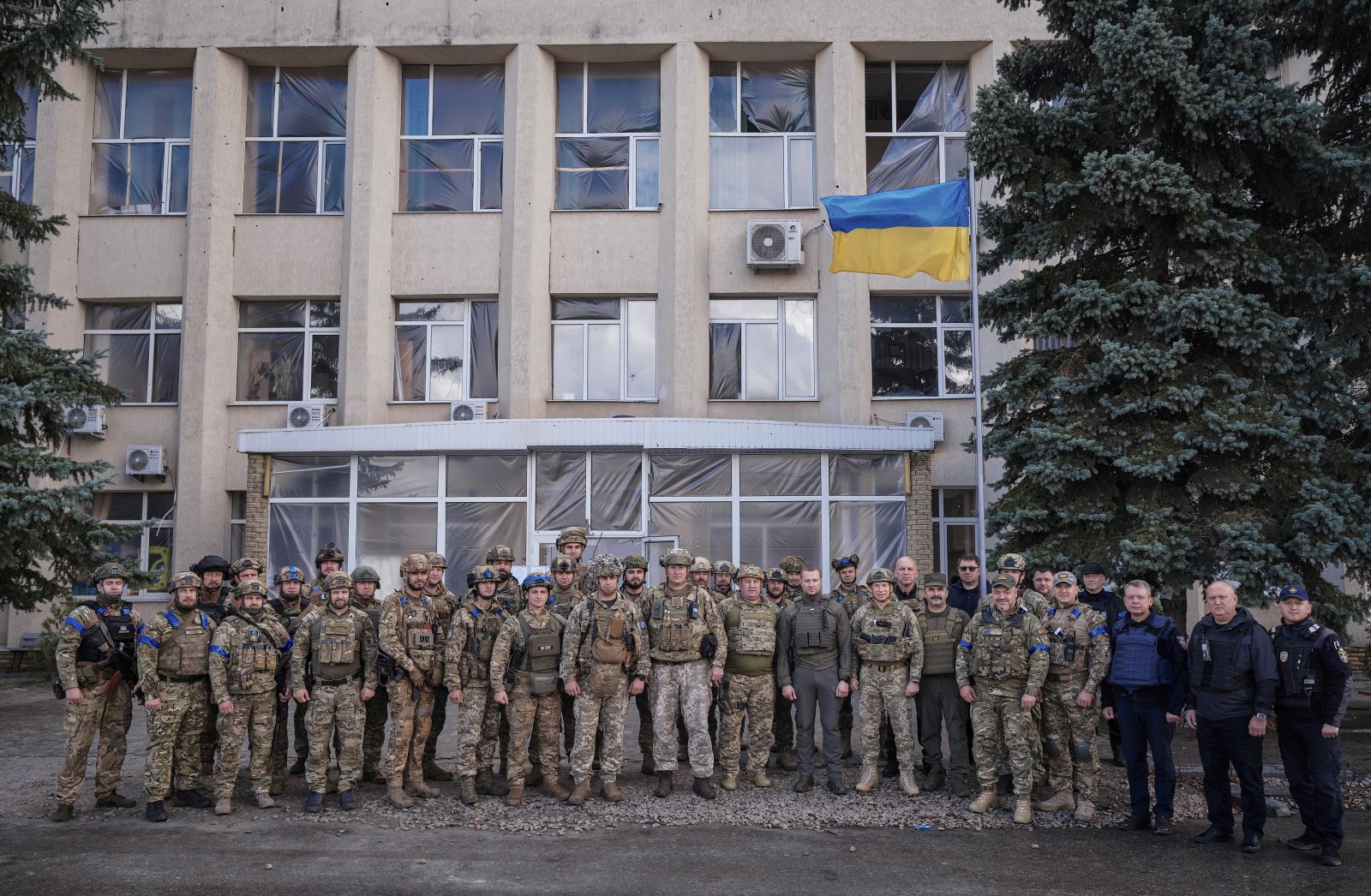 epa10223139 Ukrainian servicemen attend the ceremony of raising the National flag in the recently recaptured city of Lyman, Donetsk area, Ukraine, 04 October 2022. The Ukrainian army pushed Russian troops from occupied territory in the northeast of the country in a counterattack. Russian troops entered Ukraine on 24 February 2022 starting a conflict that has provoked destruction and a humanitarian crisis.  EPA/YEVGEN HONCHARENKO