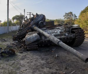 epa10229661 A destroyed tank not far from Izyum city of Kharkiv's area, Ukraine, 07 October 2022 amid Russia's military invasion. The Ukrainian army pushed Russian troops from occupied territory in the northeast of the country in a counterattack. Kharkiv and surrounding areas have been the target of heavy shelling since February 2022, when Russian troops entered Ukraine starting a conflict that has provoked destruction and a humanitarian crisis.  EPA/SERGEY KOZLOV