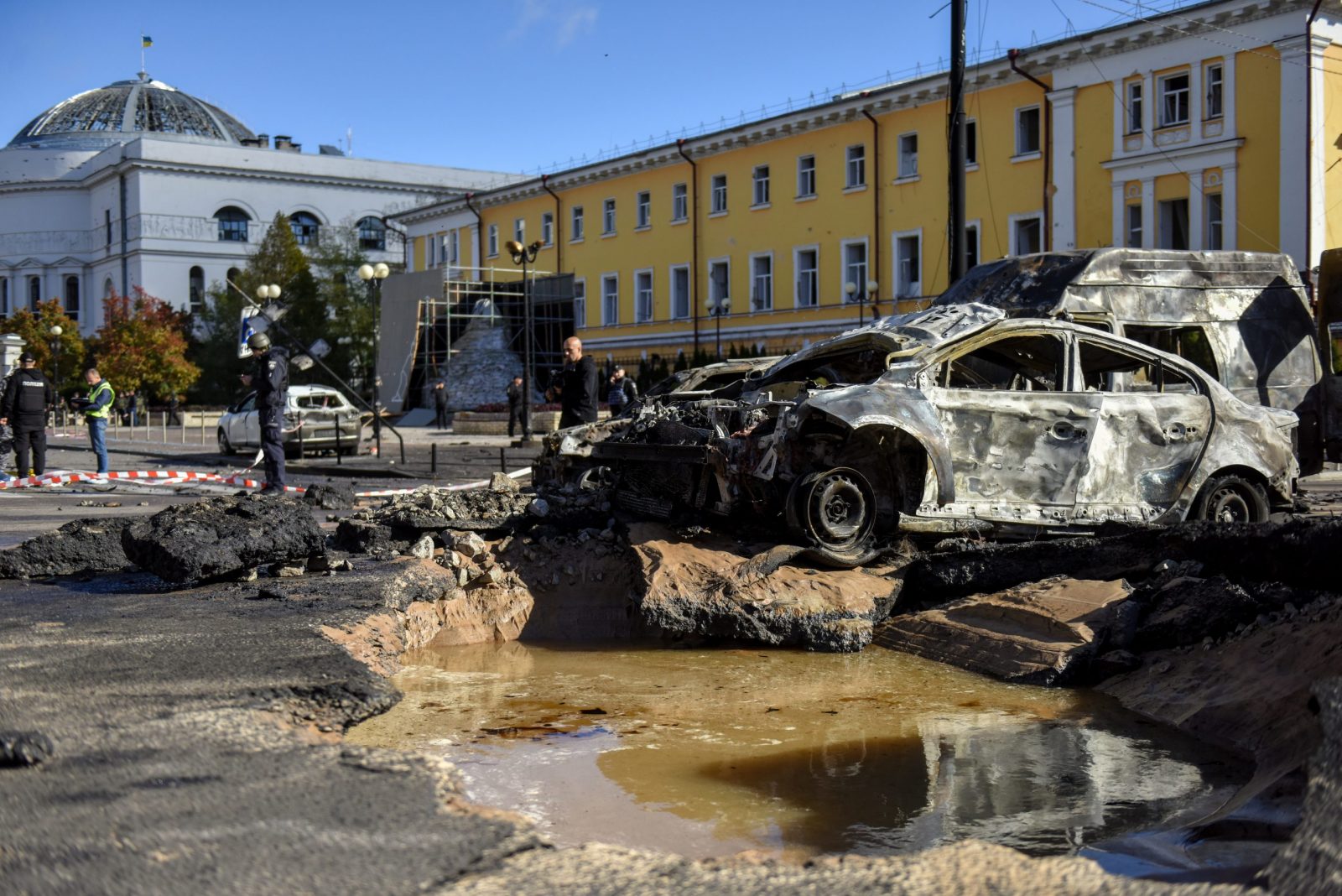 epa10234204 Destroyed cars at a damaged road after shelling in downtown Kyiv (Kiev), Ukraine, 10 October 2022. Explosions have been reported in several districts of the Ukrainian capital Kyiv on 10 October, with rescuers extinguishing fires and helping the victims among the civilian population, the State Emergency Service (SES) of Ukraine said. Russian troops entered Ukraine on 24 February 2022 starting a conflict that has provoked destruction and a humanitarian crisis.  EPA/OLEG PETRASYUK