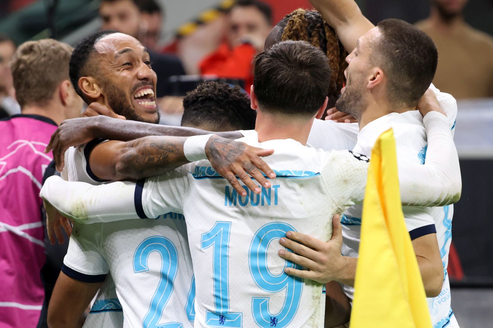 epa10237009 Chelsea's Pierre-Emerick Aubameyang (L)  jubilates with his teammates after scoring the 0-2 goal during the UEFA Champions League group E soccer match between AC Milan and Chelsea, in Milan, Italy, 11 October 2022.  EPA/MATTEO BAZZI