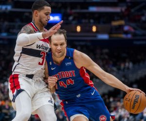 epa10266315 Detroit Pistons forward Bojan Bogdanovic (R) drives to the basket against Washington Wizards forward Kyle Kuzma (L) during the second half of the NBA basketball game between the Detroit Pistons and the Washington Wizards at the Capitol One Arena in Washington, DC, USA, 25 October 2022.  EPA/SHAWN THEW SHUTTERSTOCK OUT