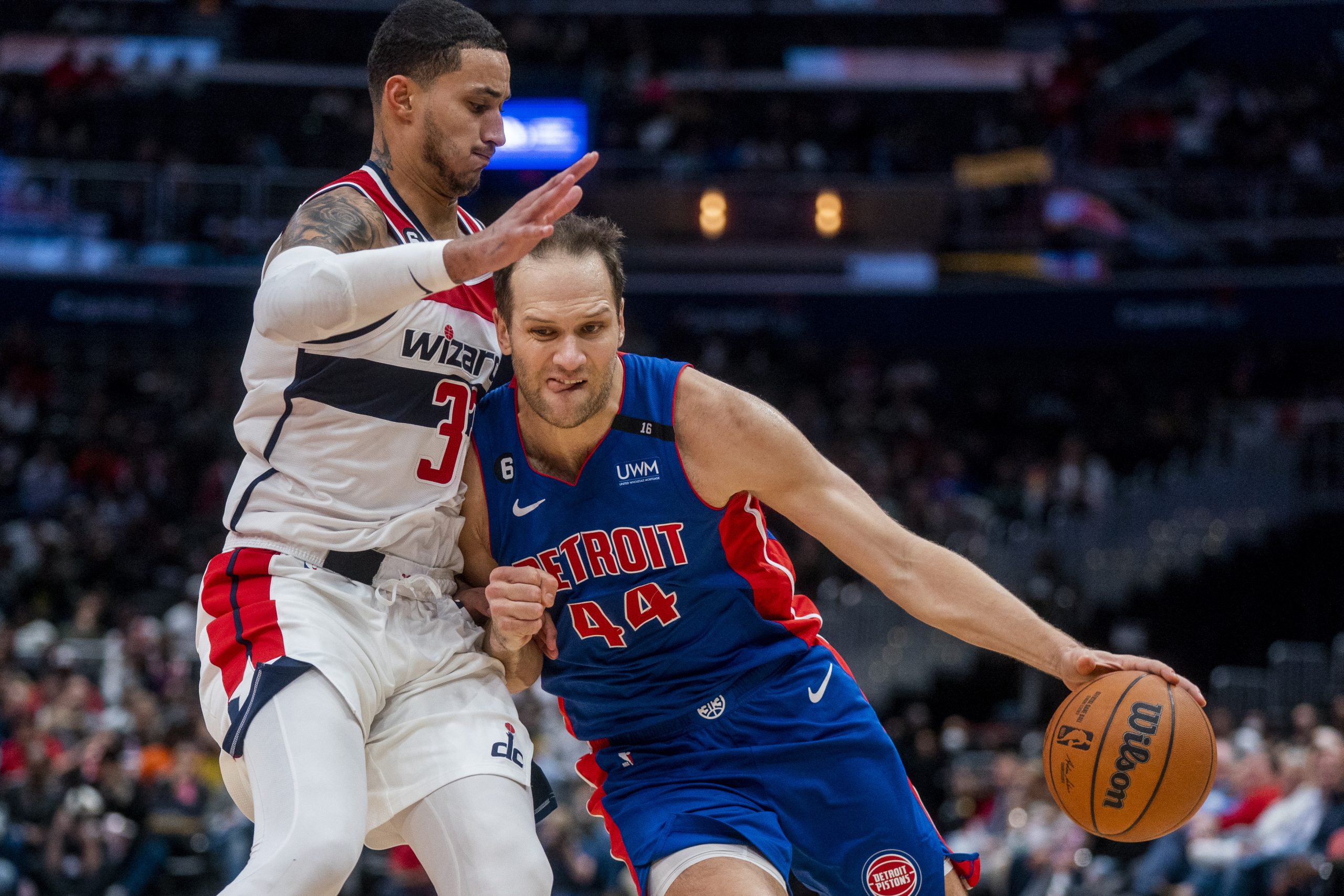 epa10266315 Detroit Pistons forward Bojan Bogdanovic (R) drives to the basket against Washington Wizards forward Kyle Kuzma (L) during the second half of the NBA basketball game between the Detroit Pistons and the Washington Wizards at the Capitol One Arena in Washington, DC, USA, 25 October 2022.  EPA/SHAWN THEW SHUTTERSTOCK OUT