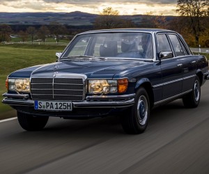 Die Tradition der Mercedes-Benz S-Klasse: 350 SE der Baureihe 116 (1972 bis 1980) aus der Sammlung von Mercedes-Benz Classic. Pressefahrveranstaltung zur neuen S-Klasse der Baureihe 223 im Daimler Prüf- und Technologiezentrum (PTZ) Immendingen im Oktober 2020. Fahraufnahme. // The tradition of the Mercedes-Benz S-Class: 350 SE of the 116 model series (1972 to 1980) from the Mercedes-Benz Classic collection. Press driving event for the new S-Class of the 223 series at the Daimler Test and Technology Center (PTZ) Immendingen in October 2020. Driving shot.