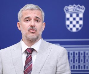 02.05.2022., Zagreb - Na konferenciji za medije Kluba zastupnika Mosta odrzanoj u Saboru o temi "Problem izbornog zakona i obespravljenosti Hrvata u BiH" govorili  su  Nino Raspudic, Slaven Raguz i Nikola Grmoja.
  Photo: Patrik Macek/PIXSELL