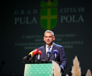 05.05.2022., Pula - Svecana sjednica Gradskog vijeca povodom Dana oslobodjenja i Dana Grada Pule. Na svecanosti je sudjelovao i predsjednik Zoran Milanovic.  Photo: Srecko Niketic/PIXSELL