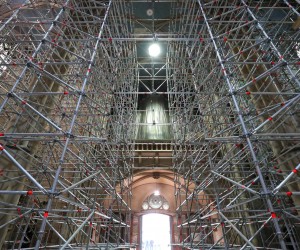 08.12.2020., Zagrebacka katedrala, Zagreb - Radi obnove stete nastale u potresu strucni radnici postavljaju nove skele u unutrasnjosti katedrale vrijedne 9 milijuna kuna koje je kupila Nadbiskupija. rPhoto: Sanjin Strukic/PIXSELL