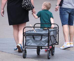 11.07.2020., Zagreb - Trg bana Josipa Jelacica. Gradska svakodnevica u sredistu grada. Ovaj simpaticni djecacic pomogao je gurati velika kolica. Photo: Sanjin Strukic/PIXSELL