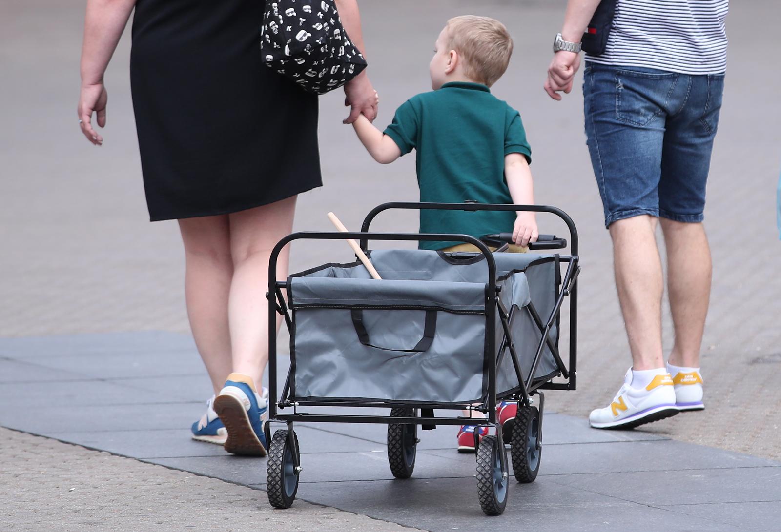 11.07.2020., Zagreb - Trg bana Josipa Jelacica. Gradska svakodnevica u sredistu grada. Ovaj simpaticni djecacic pomogao je gurati velika kolica. Photo: Sanjin Strukic/PIXSELL