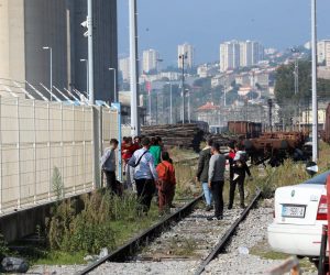 13.10.2022., Rijeka - Migranti iz raznih zemalja odmaraju u blizini zeljeznickog kolodvora dok cekaju prijevoz za zapadne zemlje kao sto su Portugal, Italija i Spanjolska.  Photo: Goran Kovacic/PIXSELL