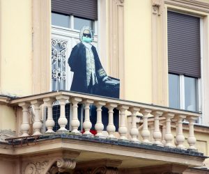 30.03.2020., Karlovac - Na balkonu Glazbene skole Karlovac uoci Noci glazbe 21. ozujka postavljena je kartonska maketa Johana Sebastiana Bacha, koja jos i dalje stoji sa zastitnom maskom na licu. rrPhoto: Kristina Stedul Fabac/PIXSELL