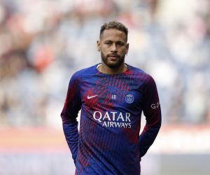 epa10273223 Paris Saint Germain's Neymar Jr warms up prior to the French Ligue 1 soccer match between PSG and Troyes, in Paris, France, 29 October 2022.  EPA/YOAN VALAT