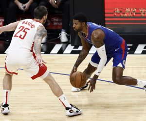 epa10277975 Los Angeles Clippers forward Paul George (R) in action against Houston Rockets guard Garrison Mathews (L) during the first quarter of the NBA basketball game between Houston Rockets and the Los Angeles Clippers at the Crypto.com Arena in Los Angeles, California, 31 October 2022.  EPA/ETIENNE LAURENT SHUTTERSTOCK OUT