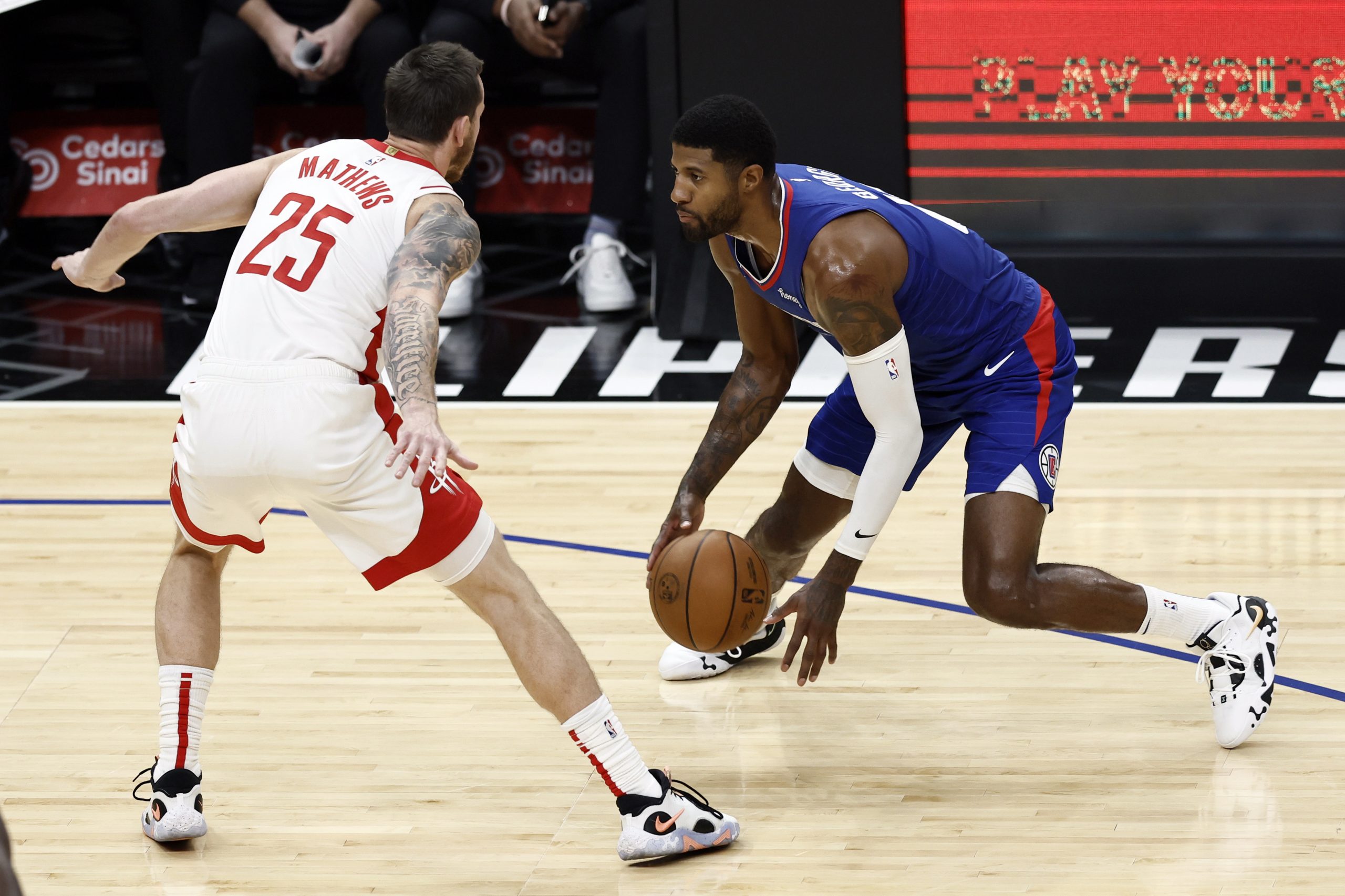 epa10277975 Los Angeles Clippers forward Paul George (R) in action against Houston Rockets guard Garrison Mathews (L) during the first quarter of the NBA basketball game between Houston Rockets and the Los Angeles Clippers at the Crypto.com Arena in Los Angeles, California, 31 October 2022.  EPA/ETIENNE LAURENT SHUTTERSTOCK OUT