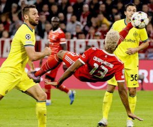 epa10280145 Munich's Eric Maxim Choupo-Moting (C) takes an overhead shot during the UEFA Champions League group C soccer match between Bayern Munich and Inter Milan in Munich, Germany, 01 November 2022.  EPA/RONALD WITTEK