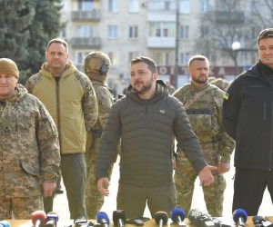 epa10305076 Ukrainian President Volodymyr Zelensky (C) speaks to the press during a visit to the recaptured city of Kherson, Ukraine, 14 November 2022. Ukrainian troops entered Kherson on 11 November after Russian troops had withdrawn from the city. Kherson was captured in the early stage of the conflict, shortly after Russian troops had entered Ukraine in February 2022.  EPA/OLEG PETRASYUK