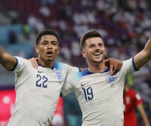 epa10317947 Jude Bellingham (L) of England celebrates with teammate Mason Mount after scoring the opening goal in the FIFA World Cup 2022 group B soccer match between England and Iran at Khalifa International Stadium in Doha, Qatar, 21 November 2022.  EPA/Ronald Wittek