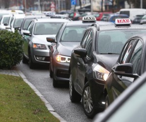 09.02.2021., Zagreb - Novoosnovani Nezavisni sindikat vozaca taksija odrzao prosvjed upozorenja, ispred sjedista Bolta u Radnickoj cesti.rPhoto: Matija Habljak/PIXSELL