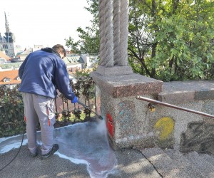 09.11.2022., Zagreb - Danas su poceli radovi na uklanjanju grafita na Zakmardijevim stubama, cime je ujedno pocela i primjena Odluke o zastiti objekata od grafita koju je donijela Gradska skupstina Grada Zagreba.  Photo: Patrik Macek/PIXSELL