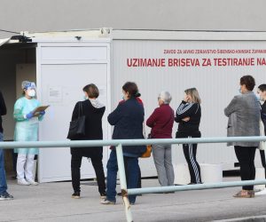 15.10.2022., Sibenik - Red ispred Sibenske bolnice za testiranje na COVID-19. Photo: Hrvoje Jelavic/PIXSELL