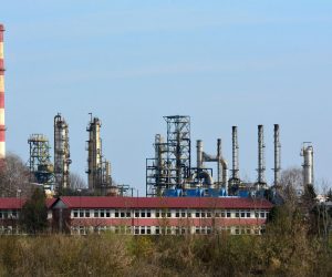 20.03.2017., Slavonski Brod - Aktivisti za cisti zrak u Slavonskom Brodu i Zelena lista pripremaju prvu ekolosku tuzbu u Hrvatskoj protiv Jadranskog naftovoda (JANAF), kojom ce traziti privremenu zabranu isporuke nafte za rafineriju u Bosanskom Brodu. Ministru Slavenu Dobrovicu porucuju da ce eventualno rjesenje problema cekati do kraja ozujka, nakon cega ce sudskim putem nastojati ishoditi zatvaranje ventila i obustavu isporuke nafte rafineriji.rPhoto: Ivica Galovic/PIXSELL