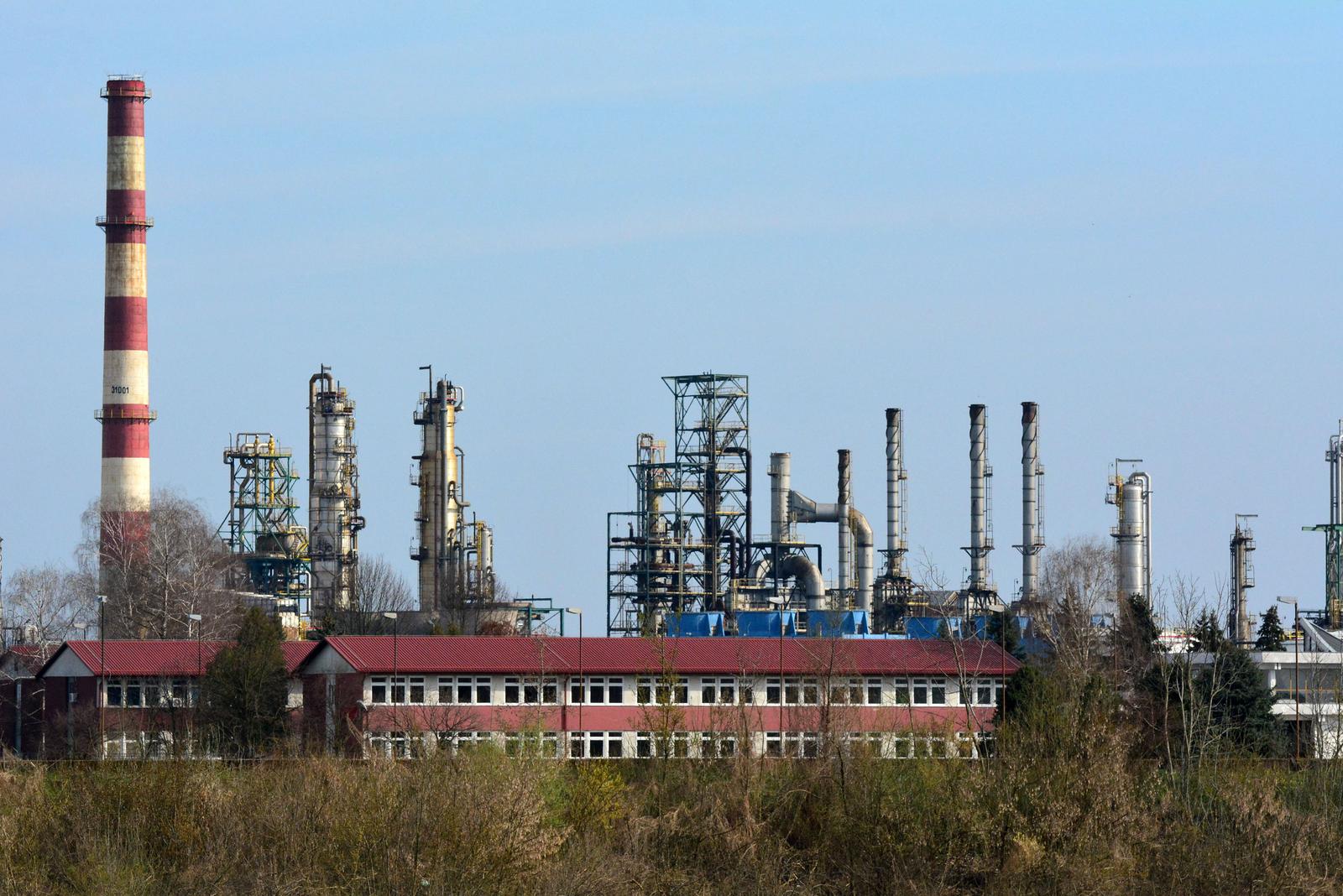 20.03.2017., Slavonski Brod - Aktivisti za cisti zrak u Slavonskom Brodu i Zelena lista pripremaju prvu ekolosku tuzbu u Hrvatskoj protiv Jadranskog naftovoda (JANAF), kojom ce traziti privremenu zabranu isporuke nafte za rafineriju u Bosanskom Brodu. Ministru Slavenu Dobrovicu porucuju da ce eventualno rjesenje problema cekati do kraja ozujka, nakon cega ce sudskim putem nastojati ishoditi zatvaranje ventila i obustavu isporuke nafte rafineriji.rPhoto: Ivica Galovic/PIXSELL