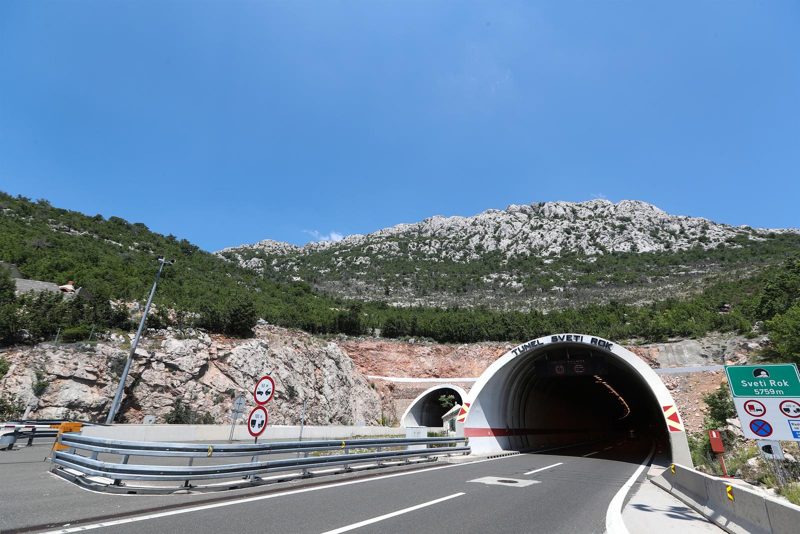 26.06.2019., tunel Sveti Rok, Gospic - Jedinica vatrogasne postrojbe Hrvatskih autocesta pod zapovjednistvom Milana Rocaka, u svakodnevnoj pripravnosti ovog drugog po velicini tunela na autocersti Zagreb Split.  "nPhoto: Robert Anic/PIXSELL