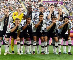 Soccer Football - FIFA World Cup Qatar 2022 - Group E - Germany v Japan - Khalifa International Stadium, Doha, Qatar - November 23, 2022 Germany players cover their mouths as they pose for a team group photo before the match REUTERS/Annegret Hilse     TPX IMAGES OF THE DAY Photo: Annegret Hilse/REUTERS