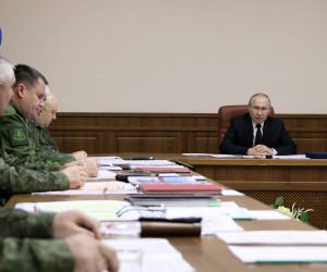 epa10369435 Russian President Vladimir Putin (R) during his visit to the joint headquarters of the military branches of the Russian armed forces involved in the 'special military operation' in Ukraine, at an undisclosed location in Russia, 17 December 2022.  EPA/GAVRIIL GRIGOROV/SPUTNIK/KREMLIN / POOL MANDATORY CREDIT