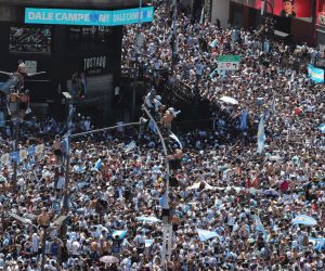 epa10374919 Fans of Argentinian national soccer team celebrate during the victory parade of the Argentinian national soccer team at the Obelisco in Buenos Aires, Argentina, 20 December 2022. Argentina defeated France 4-2 in a penalty shoot-out after a 3-3 draw to win the FIFA World Cup 2022 soccer tournament.  EPA/Raul Martinez