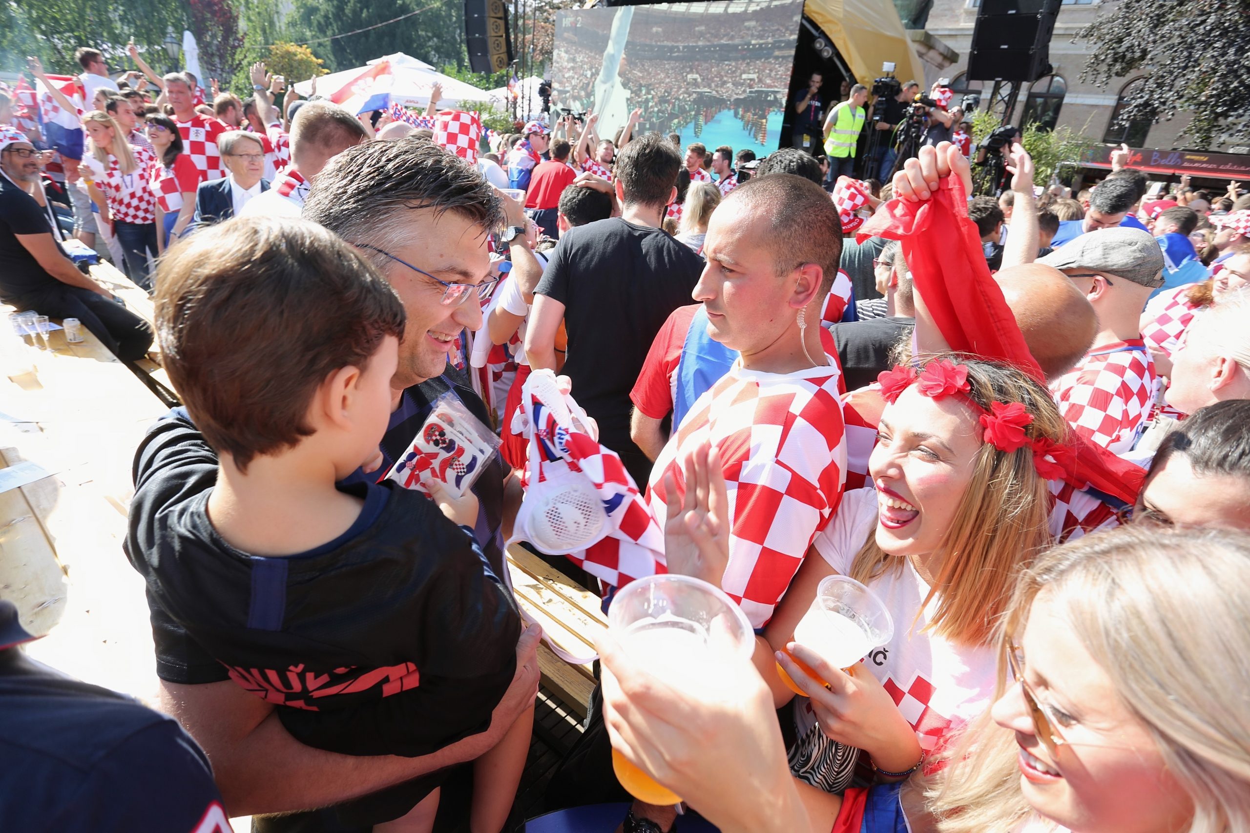 Zagreb: Andrej Plenković i Francuska veleposlanica utakmicu gledaju na Strossmayerovom trgu 15.07.2018., Zagreb - Navijaci na Strossmayerovom trgu prate finalnu utakmicu Svjetskog prvenstva izmedju Francuske i Hrvatske. Andrej Plenkovic i sin Mario. Photo: Tomislav Miletic/PIXSELL