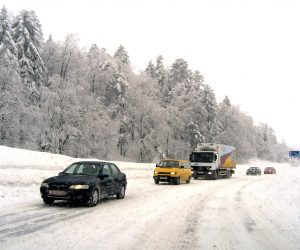 Zagreb, 13.01.2013 - Snijeg oteava promet u Gorskom kotaru, Lici te mjestimice sredinjoj Hrvatskoj i Slavoniji, a osobito na autocesti A6 Rijeka-Zagreb, izmeðu èvorova Kikovica i Vrbovsko i autocesti A1 izmeðu èvora Bosiljevo i tunela Sveti Rok.Arhivska fotografija od 27.02.2005. godine prikazuje kolonu automobila na cesti preko Kapele u Lici. 
foto FaH/ Damir SENÈAR /ik