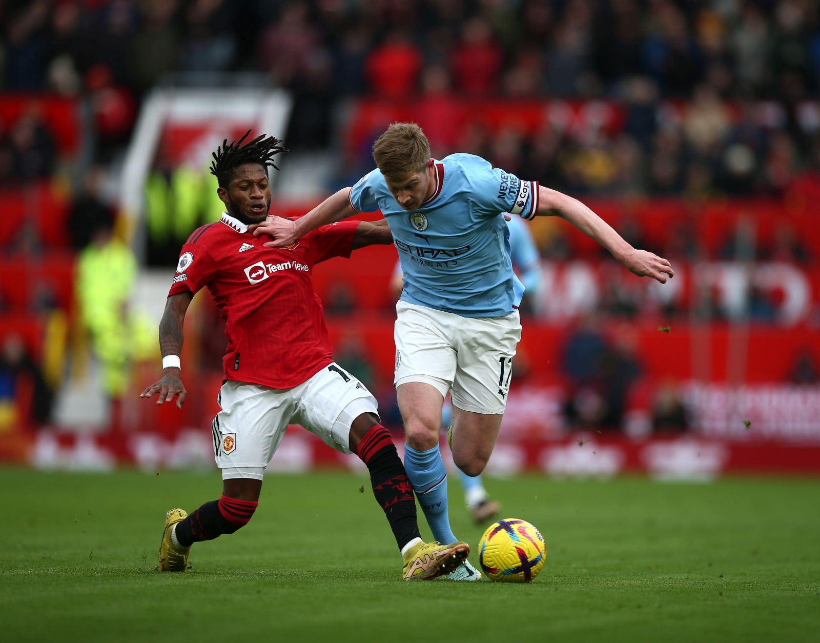 epa10404712 Manchester United's Fred (L) in action against Manchester City's Kevin De Bruyne (R) during the English Premier League soccer match between Manchester United and Manchester City in Manchester, Britain, 14 January 2023.  EPA/Adam Vaughan EDITORIAL USE ONLY. No use with unauthorized audio, video, data, fixture lists, club/player publications