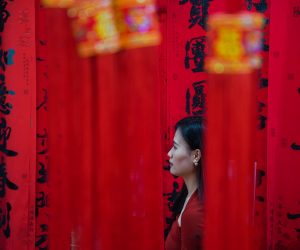 epaselect epa10415423 A woman buys decorations of red lanterns and couplets ahead of the upcoming Chinese Lunar New Year in Nanning,  Guangxi Zhuang Autonomous Region, China, 19 January 2023. Chinese lunar new year, also called 'Spring Festival', will fall on 22 January 2023, marking the beginning of the Year of the Rabbit.  EPA/WU HAO