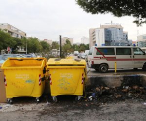 02.10.2014., Split - Vatrogasci su tijekom noci imali nekoliko intervencija na gasenju kontejnera za smece. Najgore su prosli plasticni pored skolske poliklinike na Skalicama.rPhoto: Ivo Cagalj/PIXSELL