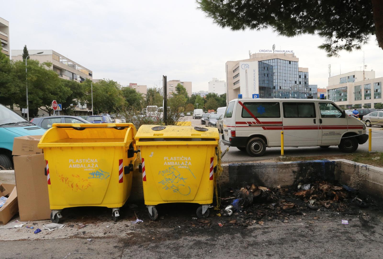 02.10.2014., Split - Vatrogasci su tijekom noci imali nekoliko intervencija na gasenju kontejnera za smece. Najgore su prosli plasticni pored skolske poliklinike na Skalicama.rPhoto: Ivo Cagalj/PIXSELL