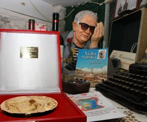 14.02.2014., Split - Ostarija u Vidjakovih, tradicionalna osma Smojina Marenda povodom 91. Smojinog rodjendana. Organizator Boris Kragic dodjeljuje Smojinu zlatnu plaketu Luku Paljetku za doprinos Dalmaciji."nPhoto: Ivana Ivanovic/PIXSELL