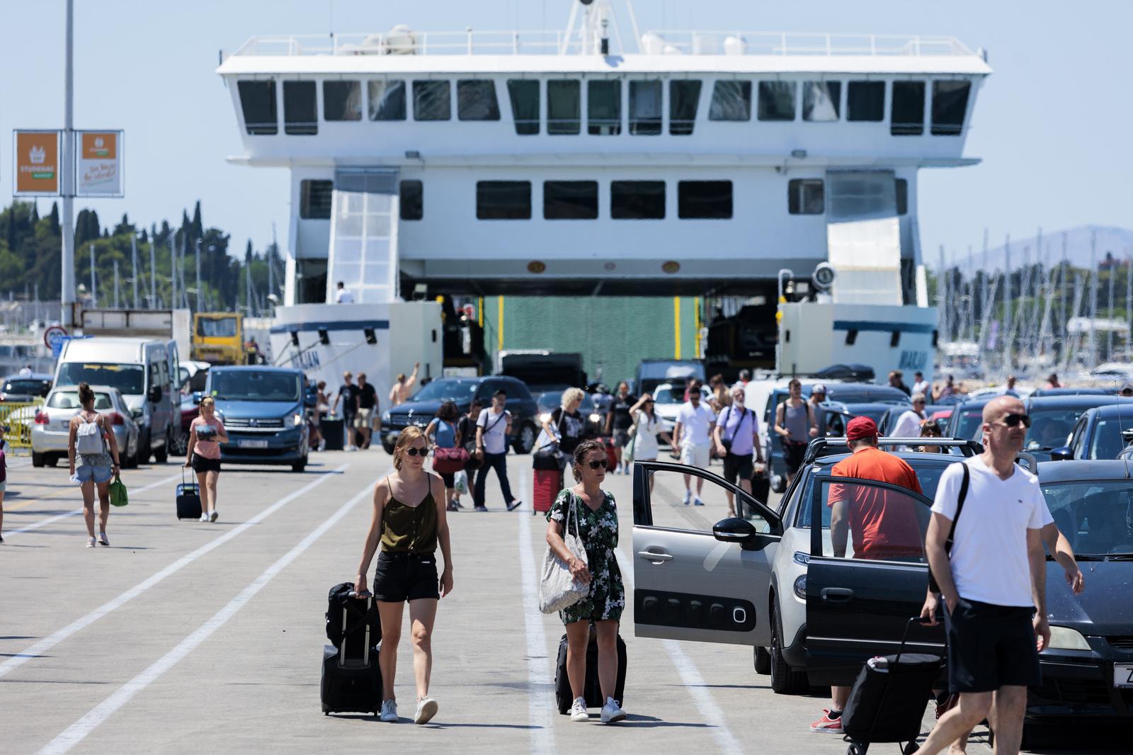 16.07.2022., Split - Ovaj vikend u splitskoj trajektnoj luci ocekuje se oko 68 tisuca putnika. Iako je putnicki promet pojacan, na cestama se guzve stvaraju tek na izlazu iz luke kada pristanu trajekti.
Photo: Miroslav Lelas/PIXSELL Photo: Miroslav Lelas/PIXSELL