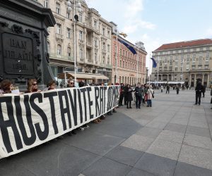 Zagreb, 24.02.2023 - Ad hoc feministička antiratna koalicija organizirala je antiratni protest u povodu godišnjice Putinove invazije na Ukrajinu. Na slici aktiviskinje su započele prosvjed razvijanjem transparenta i dijeljenjem letaka na Trgu bana Jelačića.
foto HINA/ Damir SENČAR/ ds