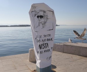 01.03.2021., Split - Splicane je jutros svojom pojavom zaintrigirao legendarni Miljenko Smoje. Njegov lik i prigodan natpis "Da se trista ijad puti rodin niste ne bi minja" nasao se na foto stupu na Matejusci. Photo: Ivo Cagalj/PIXSELL