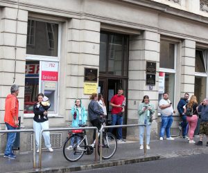 09.06.2022., Zagreb - Policijska uprava Zagrebacka u Petrinjskoj ulici. Gradjani u redu za izradu i preuzimanje osobne iskaznice cekaju po nekoliko sati.  Photo: Matija Habljak/PIXSELL