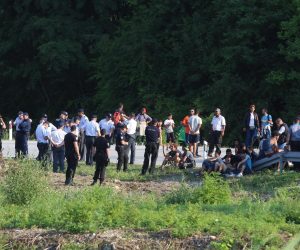 18.06.2018.,  Velika Kladusa - Migranti cekaju na granicnom prijelazu Velika Kladusa - Maljevac gdje su stigli iz Velike Kladuse u BiH jer ih hrvatska policija ne pusta preko granice.rPhoto: Matija Habljak/PIXSELL