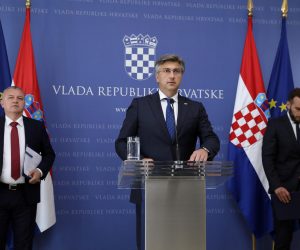 29.06.2020., Zagreb - Predsjednik Vlade Andrej Plenkovic, ministar gospodarstva, poduzetnistva i obrta Darko Horvat te ministar rada i mirovinskog sustava Josip Aladrovic izvjestili su o rezultatima mjera potpora za ocuvanje radnih mjesta tijekom krize radi pandemije COVID-19 te su najavili mjere koje se odnose na skraceno radno vrijeme, samozaposljavanje i pomoc mikropoduzetnicima u borbi protiv posljedica pandemije. Photo: Patrik Macek/PIXSELL