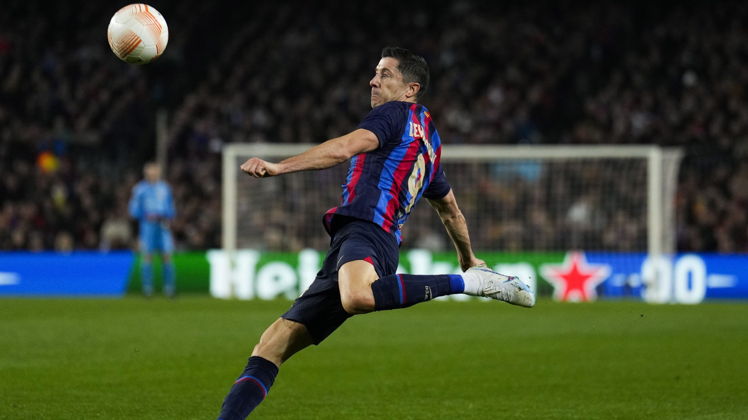 epa10471231 FC Barcelona's striker Robert Lewandowski in action during the Europa League playoff, first leg soccer match between FC Barcelona and Manchester United, in Barcelona, Spain, 16 February 2023.  EPA/Alejandro Garcia