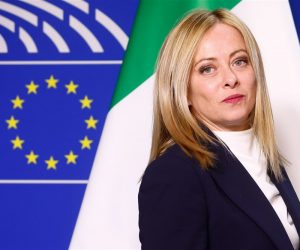 epa10283824 Italian Prime Minister Giorgia Meloni is welcomed by the European Parliament president ahead of a meeting at the European Parliament in Brussels, Belgium, 03 November 2022.  EPA-EFE/STEPHANIE LECOCQ