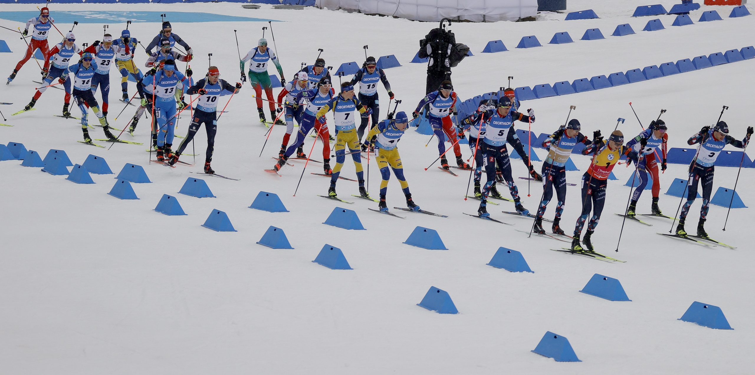 epa10477056 Athletes at the start of the Men's 15km Mass Start race at the IBU Biathlon World Championships in Oberhof, Germany, 19 February 2023.  EPA/RONALD WITTEK