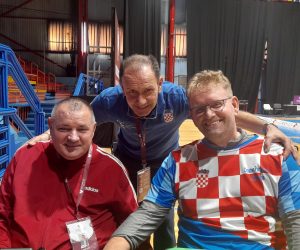 Zagreb, 31.03.2023. - Najbolji hrvatski paraboćar Davor Komar osvojio je drugo mjesto u pojedinačnoj konkurenciji na World Boccia Intercontinental Challenger - Zagreb 2023., koji se održava u dvorani II zagrebačkog Doma sportova. Na fotografiji predsjednik Hrvatskog boccia saveza Damir Juren, boćar Valter Ivančić, paraolimpijac Davor Komar. foto HINA/ Denis LUGARIĆ/ ml