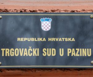 10.03.2023., Pazin - Na Trgovackom sudu u Pazinu odrzano je rociste u slucaju "Hiljadarke" protiv odluke pulskog gradonacelnika Filipa Zoricica da se zabrani koncert narodne glazbe koji se trebao odrzati u Domu sportova Mate Parlov u Puli 25 ozujka 2023. S obje strane na rocistu su bili odvjetici Srdjan Simic za Hiljadarku i Kresimir Skarica za Pulu. Photo: Srecko Niketic/PIXSELL