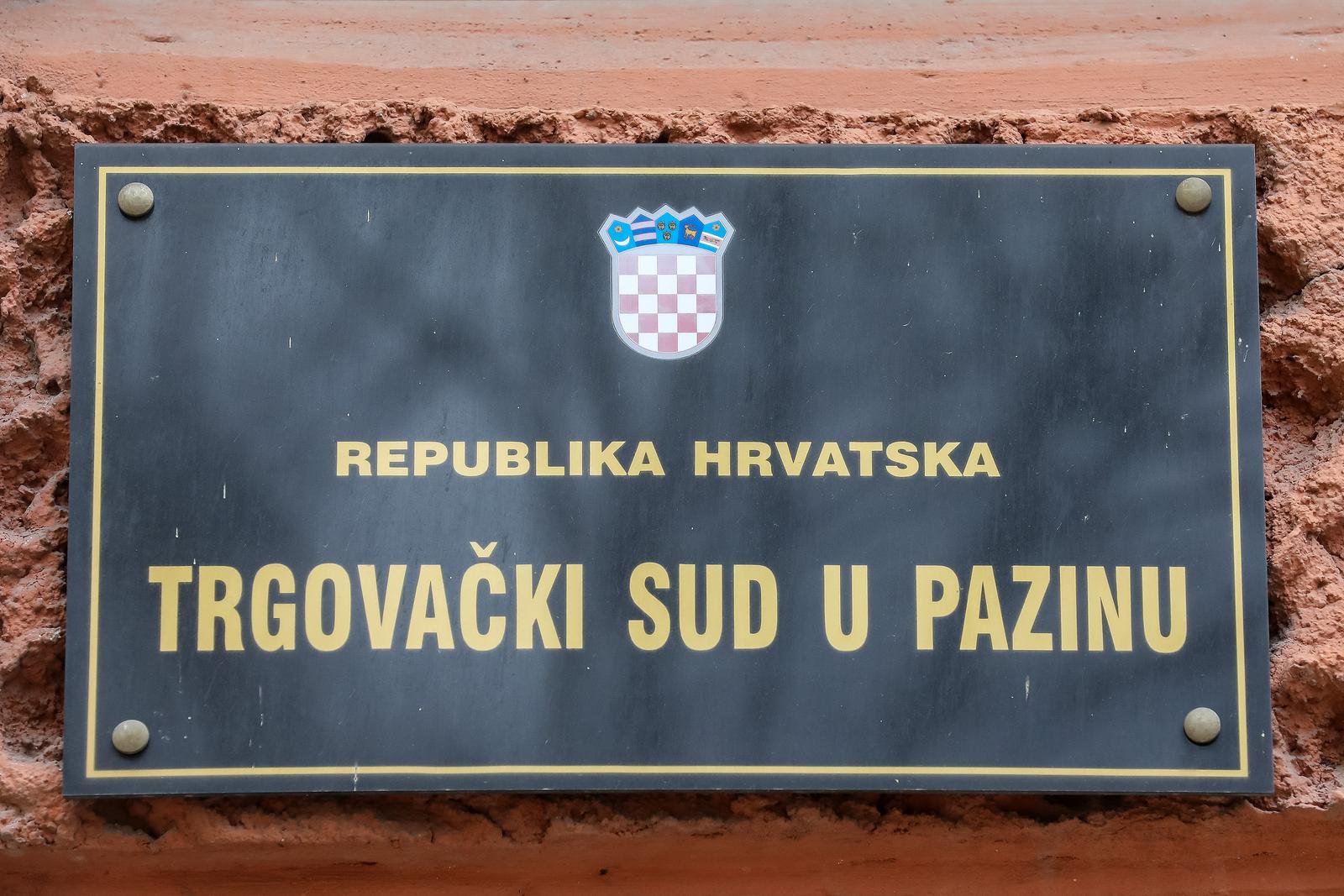 10.03.2023., Pazin - Na Trgovackom sudu u Pazinu odrzano je rociste u slucaju "Hiljadarke" protiv odluke pulskog gradonacelnika Filipa Zoricica da se zabrani koncert narodne glazbe koji se trebao odrzati u Domu sportova Mate Parlov u Puli 25 ozujka 2023. S obje strane na rocistu su bili odvjetici Srdjan Simic za Hiljadarku i Kresimir Skarica za Pulu. Photo: Srecko Niketic/PIXSELL