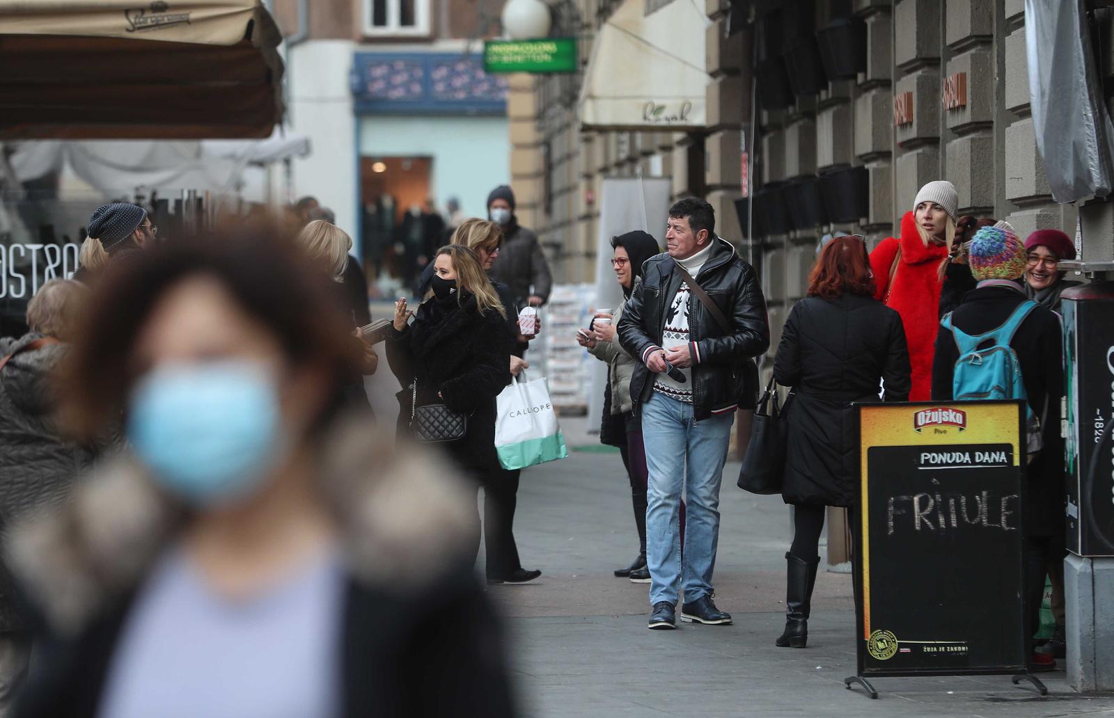 16.12.2020., Zagreb - Gradjani unatoc zatvorenim kaficima i ugostiteljskim objektima snadju se tako sto kupe kavu za van te se okupljaju i druze u drustvu u centru grada. Photo: Zeljko Lukunic/PIXSELL