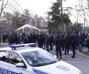 16, March, 2023, Belgrade - Interrupters of the raft owners' protest ride announced their arrival in front of the illegally built and legalized mansion of the mayor Aleksandar Sapic, and hooded men gathered there. Photo: Amir Hamzagic/ATAImages

16, mart, 2023, Beograd - Usecnici protestne voznje vlasnika splavova najavili su dolazak ispred nezakonito izgradjene i ozakonjene vile gradonacelnika Aleksandra Sapica, a tamo su se okupili muskarci sa kapuljacama. Photo: Amir Hamzagic/ATAImages/PIXSELL